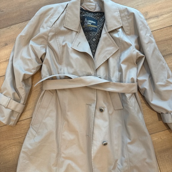 Vintage London Fog Beige Trench Coat Belted Size 8 Reg Classic Raincoat - Picture 2 of 16
